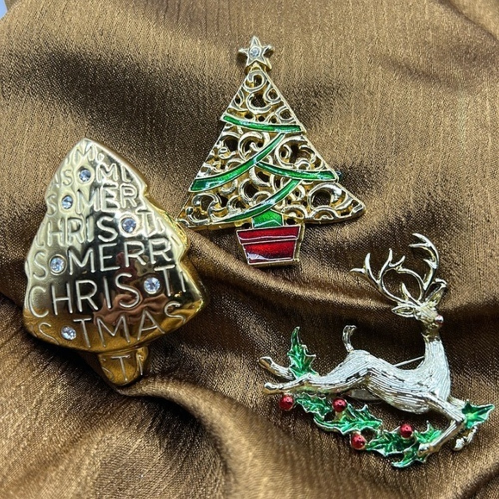 🎄🎄🎄- Trio of beautiful Christmas brooches
Reindeer, Christmas tree